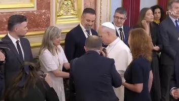 Una experta en protocolo ve lo que ha hecho una diputada de Sumar con León XIV y dice que está "fuera de lugar"