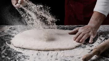 El gorro de baño es uno de los utensilios más útiles para hacer pizza en casa, según el autor del libro más completo sobre masas
