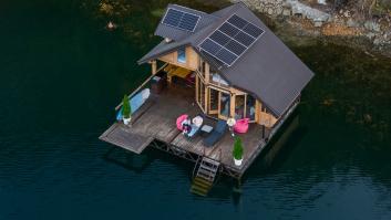 Ni es arquitecto ni constructor, pero se ha construido una casa flotante de 65 metros cuadrados con sauna finlandesa y cinco toneladas de baterías