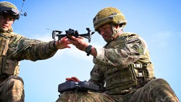 Derriba 80 drones sin disparar un solo misil: así es el arma de radiofrecuencia que Reino Unido ha probado contra los enjambres de drones