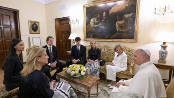 El papa León XIV regala unos rosarios bendecidos a la familia del rey y la petición que le hace la infanta Cristina no se ve venir