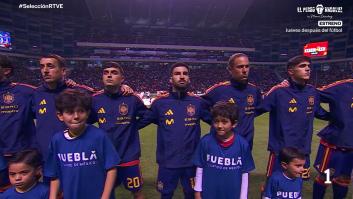 Solo hay que ver las caras para saber que lo que ha pasado con el himno de España ha pillado a todo el mundo desprevenido