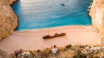 Adiós a la foto más famosa de Grecia: la playa de Navagio cierra hasta finales de octubre por la masificación, vecinos hartos de tráfico, falta de agua y alquileres disparados