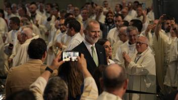 Una persona capta con un móvil lo que ocurre cuando Felipe VI y Letizia se dan la paz en la Sagrada Familia