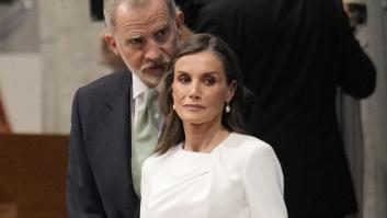 La reina Letizia, por tercera vez en España con el papa León XIV: triplete de blanco y su curioso gesto en la Sagrada Familia que todos podemos entender