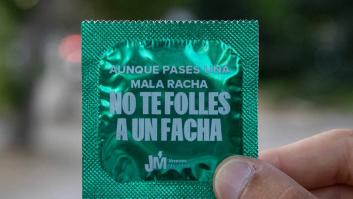 "No te f**** a un facha": los jóvenes de Más Madrid reparten preservativos gratis para frenar las ITS