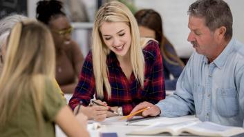 57 años y 42 cotizados: el servicio de empleo le propone empezar de cero con adolescentes y ahora siente que toda su vida laboral no ha servido de nada