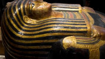 Arqueólogos encuentran un sarcófago de casi dos metros junto a una escalera en Egipto