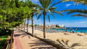 Magaluf estrena paseo marítimo y prepara una inauguración con drones, pero su playa sigue sin hamacas ni sombrillas en plena temporada