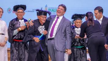 Severino, agricultor de 94 años, recibe su diploma de alfabetización nueve décadas después: "Lo mejor del mundo es el estudio"