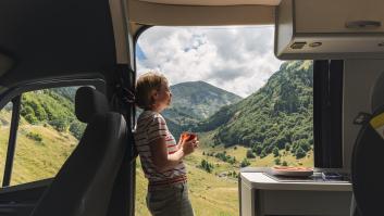 Una madre británica deja todo atrás y viaja por Europa educando a cinco hijos en una caravana y ahora pone rumbo a España: "La naturaleza es su parque de juegos"