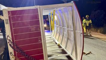 Al menos 17 heridos, entre ellos menores, al volcar un tren turístico en Cártama (Málaga)