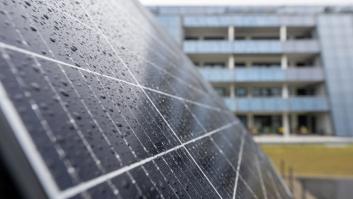 Un equipo liderado por mujeres en Sevilla logra que una placa solar genere energía con la lluvia gracias a una lámina más fina que un cabello