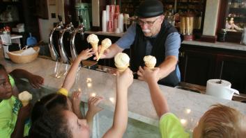 Un heladero suizo se niega a poner pantallas para pedir como en una hamburguesería: "Agilizar los procesos va de la mano de perder romanticismo y experiencia"