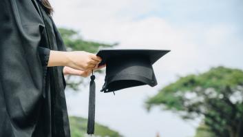 Reino Unido busca a 5.500 jóvenes españoles que estudiaron allí para que paguen sus préstamos estudiantiles: "Los contribuyentes están furiosos"