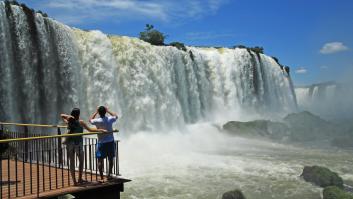 Un turista salta a las turbulentas aguas de una cascada de 80 metros para recuperar un teléfono móvil que se le había caído
