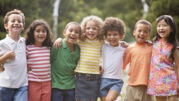 Cuatro noches andando con amigos, sin pantallas y bajo la lluvia: el ritual de verano para que los niños neerlandeses sean los más felices del mundo según Unicef
