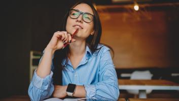 Las personas más inteligentes no hablan más alto, sino de forma más consciente: cinco hábitos de conversación delatan a quien piensa antes de hablar