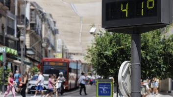 Ducha fría, cerveza helada o dormir desnudo: los errores que todos cometemos y debemos evitar durante la ola de calor