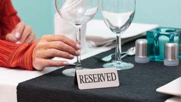 El dueño de un restaurante se harta de las reservas que nunca se presentan y empieza a cobrar 100 euros por anticipado: solo ha registrado un caso de ausencia injustificada
