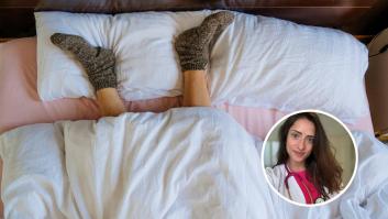 Sara Marín Berbell, médica, explica por qué dormir con calcetines puede ayudar a conciliar antes el sueño: "Tardan alrededor de siete minutos y medio menos"