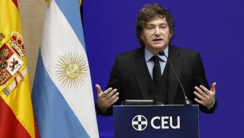 Milei ironiza en España con las "manos porosas" de Zapatero, pero no nos cuenta el chiste de Adorni