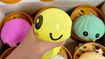 Cuidado con la fiebre viral de los Dumpling Squishy: Reino Unido retira clónicos de este juguete a la venta en España por "riesgo químico"