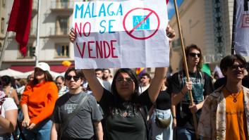 Málaga, la ciudad con un hotel en llamas que se manifiesta por cuarta vez por la vivienda: "Nos desplazan para que los ricos se diviertan"