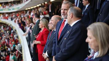 Felipe VI acude a ver el Uruguay-España pero la vista de muchos se va a quienes están sentados justo en la fila de atrás