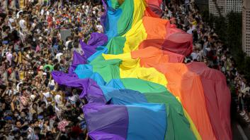 Miles de personas marchan por el centro de Barcelona para reclamar más derechos LGTBI+: "El matrimonio no es el fin del camino"