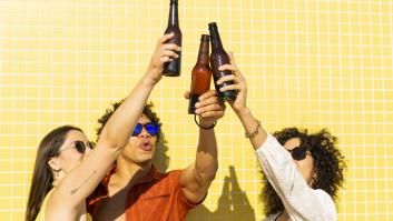 Sin oficina, sin efectivo, sin azúcar y sin alcohol: el mapa de los 'sin' que define a cada generación de españoles