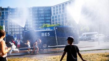 Cañones de agua contra el calor, no contra manifestantes: Berlín cambia las normas y saca a la calle los vehículos antidisturbios para refrescar a sus vecinos en plena ola de 41ºC