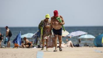Ecologistas en Acción reparte las banderas negras de 2026 a las playas más degradadas de España: "Es un atentado a bañistas y al ecosistema"