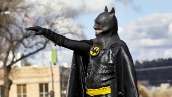 Lo llaman el 'Batman de Lagos de Moreno': un misterioso personaje ata a postes a presuntos ladrones de bicis, pero la policía advierte que los amarrados son las víctimas