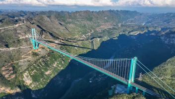 El puente más alto del mundo está a 625 metros sobre el río y reduce un viaje de horas a dos minutos: una "avería" lo convirtió en la mayor cascada artificial del planeta