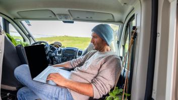 Vende su casa por 112.000 euros y se va a vivir a una autocaravana: "Ahorro 400 euros al mes"
