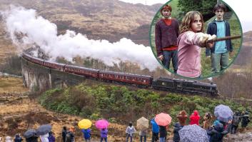 Fans de Harry Potter invaden las vías del tren para ver el 'Expreso de Hogwarts' y la compañía ferroviaria estalla: "Es un espectáculo mágico, pero no merece la pena arriesgar la vida"