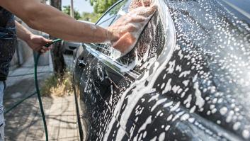 Un exmarine rescata un Dodge Charger Rallye de 1972 que había estado abandonado desde 1989 y tiene que lavarlo a presión durante cinco días para limpiarlo