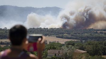 Confinadas 45.000 personas en Girona por un incendio forestal iniciado en La Bisbal: ya hay un detenido