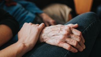 Carlotta, 25 años, funda una empresa para combatir la soledad entre los mayores: "Mi abuelo tenía todos los cuidados, pero le faltaba alguien con quien hablar"