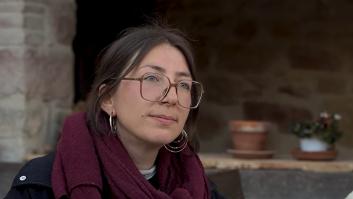Vende su piso para vivir sola en un eremitorio del siglo XIII sin luz ni agua corriente: "No me siento valiente por estar aquí, estoy donde debo estar"