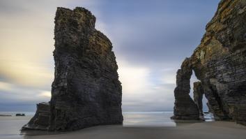La playa española que solo deja entrar a 4.812 personas al día: arcos de piedra de 30 metros que solo existen cuando baja la marea