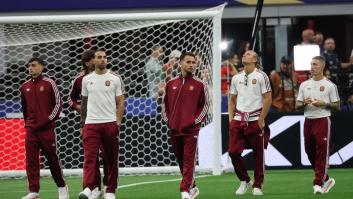 Los jugadores de la Selección ven la predicción del público del Portugal-España en una pantalla: la reacción es para verla