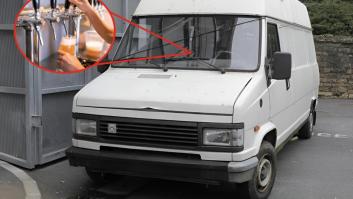 Compra una pequeña furgoneta por 1.800 euros y la convierte en un grifo de cerveza ambulante: "Era el vehículo ideal"