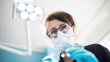 Adèle, 29 años, dentista en Francia: "Mis ingresos oscilan entre 6.000 y 8.000 euros netos por treinta y cinco horas a la semana"