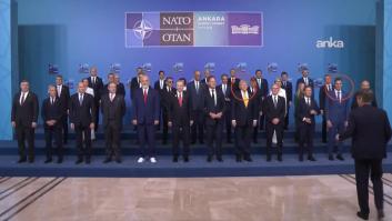 La foto de familia de la OTAN deja esta escena entre Pedro Sánchez y Donald Trump: ni hecho adrede sale así
