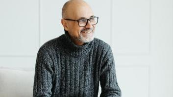 Manuel Esteban, autor de 'La ira de los mansos': "Premiamos al listillo que mete los codos y es capaz de llegar a donde no puede otro menos espabilado"