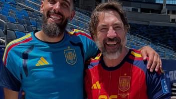 Borja Iglesias conoce a Javier Bardem en el Mundial y el mensaje que deja en sus redes sociales es todo un gol por la escuadra
