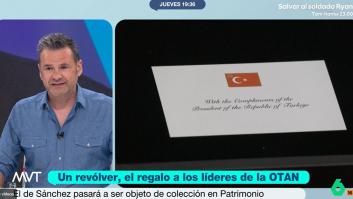 Iñaki López ve que han regalado un revólver a Sánchez y no da puntada sin hilo en su irónica respuesta