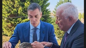 Pedro Sánchez sorprende al enseñar el regalo que le ha hecho a António Costa, presidente del Consejo Europeo